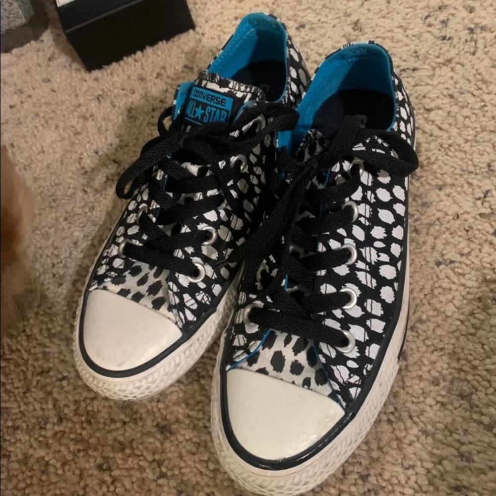 Women converses